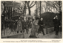 300723 Afbeelding van Koningin Wilhelmina bij het verlaten van het Jaarbeursterrein in het Park Tivoli (Kruisstraat) te ...